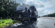 Xe tải bốc cháy dữ dội trên cao tốc Phan Thiết – Dầu Giây