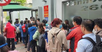 Hàng chục người xếp hàng trước trụ sở Công an TP HCM để tố cáo SCB và Manulife
