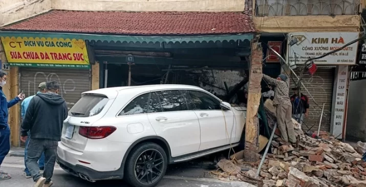 Nữ tài xế có nồng độ cồn, lái Mercedes húc đổ tường nhà cổ hơn 100 tuổi